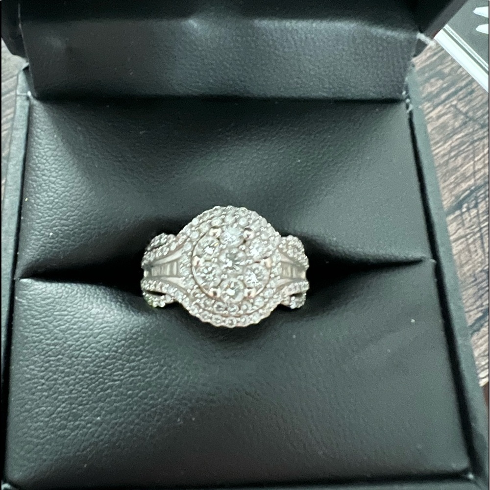 Beautiful Wedding Ring. - Picture 2 of 2